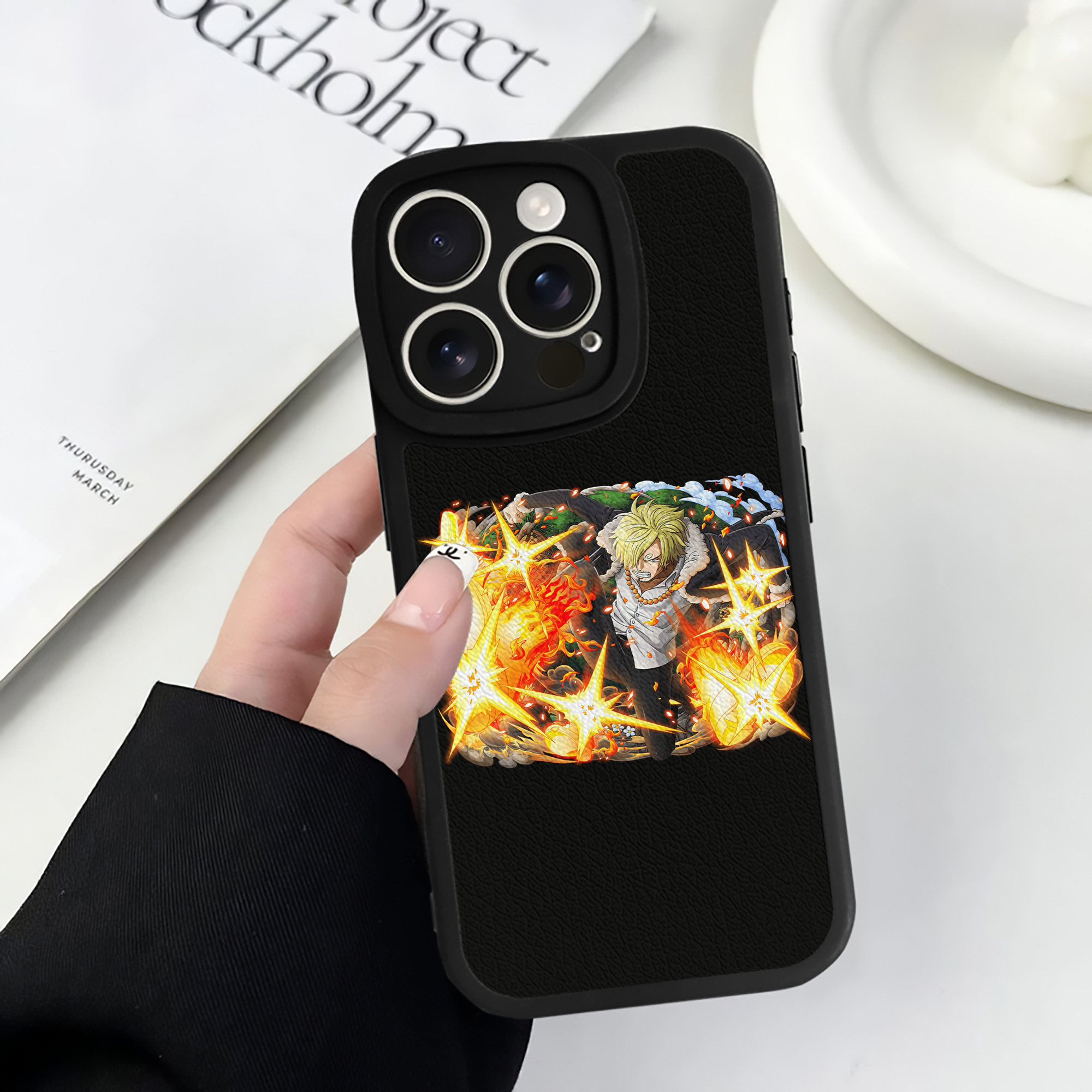 （画像用） ワンピース サンジ ONE PIECE Sanji 【iPhone 16シリーズ対応】シリコンスマホケース（レザー調） 材質：シリコン